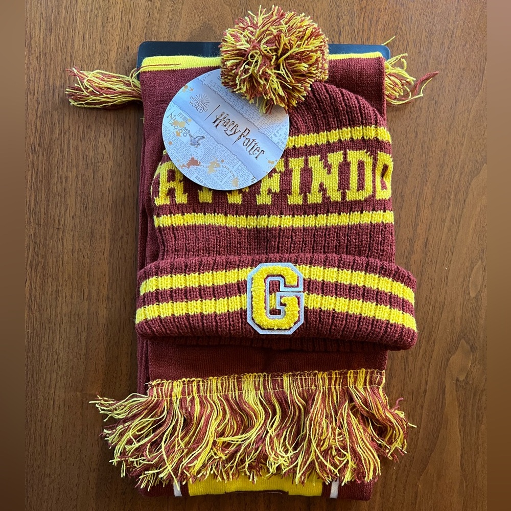 Harry Potter Beanie and Scarf Set NWT